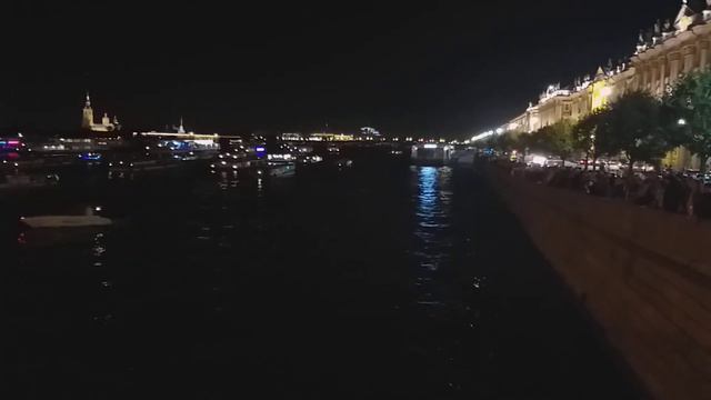 Затор на Неве из желающих посмотреть на разведение Дворцового моста. Набережная забита людьми. смотреть онлайн