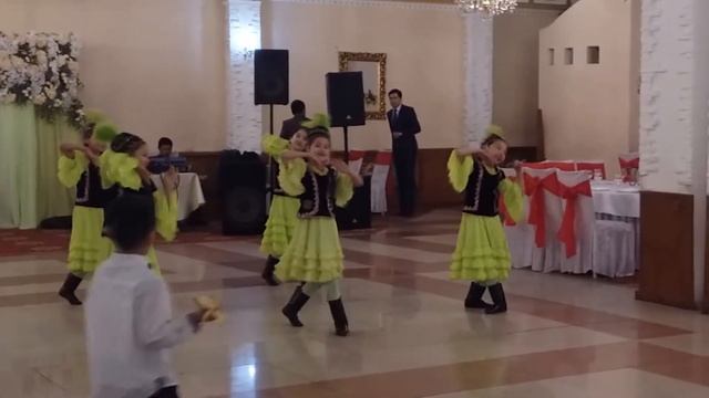 Vlog Адели смотрела выступление ансамбля "Каухар" на мероприятии в ресторане Атлас, Бишкек смотреть онлайн