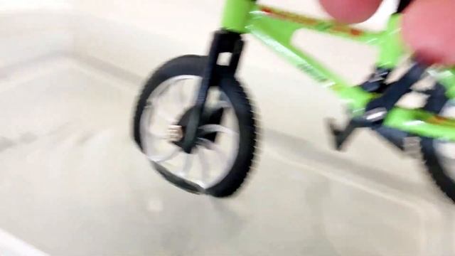 Finger BMX in the waterpark - Water skatepark RAMP - Basic Street Tricks on Finger Bike смотреть онлайн