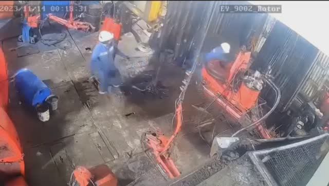 Травма руки при наращивание бурильной трубы?