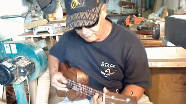 Wally slow plays a Low G Koa Ukulele смотреть онлайн