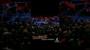 А на кладбище все спокойненько поет актер  Михаил Ножкин