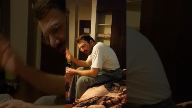 Я уже потерял счёт в каком мы отеле в Иране. смотреть онлайн