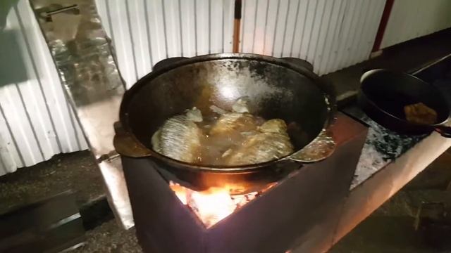 КАРАСЬ В КАЗАНЕ НА УГЛЯХ .КАК ПРИГОТОВИТЬ КОСТЛЯВУЮ РЫБУ ВКУСНО , ВКУСНАЯ ЕДА В ТРЕНДЕ смотреть онлайн