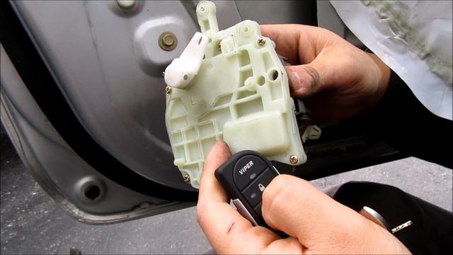 DIY: Replacing Drivers Side Door Lock Actuator. 2002 Honda Civic SI EP3 смотреть онлайн
