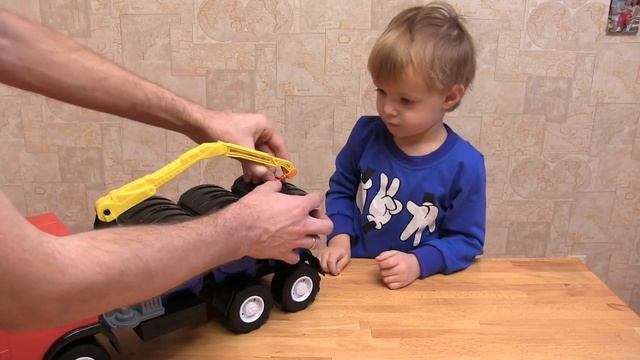 Мусоровоз с мусорными баками, весело играем смотреть онлайн