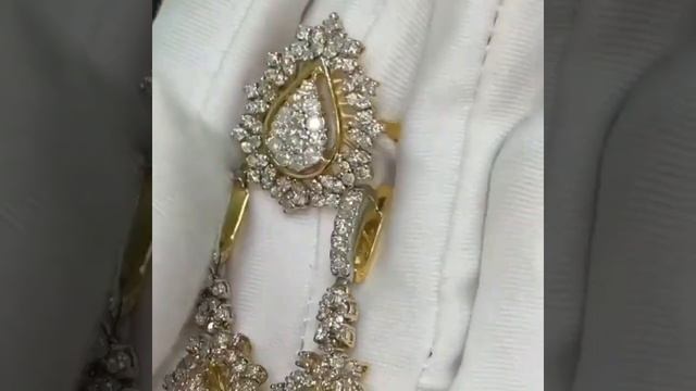 Золотой комплект, вставки бриллианты проба 750 Вес 18,37 гр Размер кольца 18 смотреть онлайн
