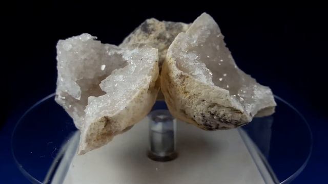 ЖЕОДА с кристаллами Кварца (крупный план 02) смотреть онлайн