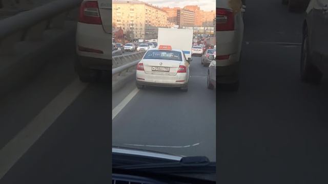 Не уступил скорой 17. Наглый таксист Яндекса смотреть онлайн