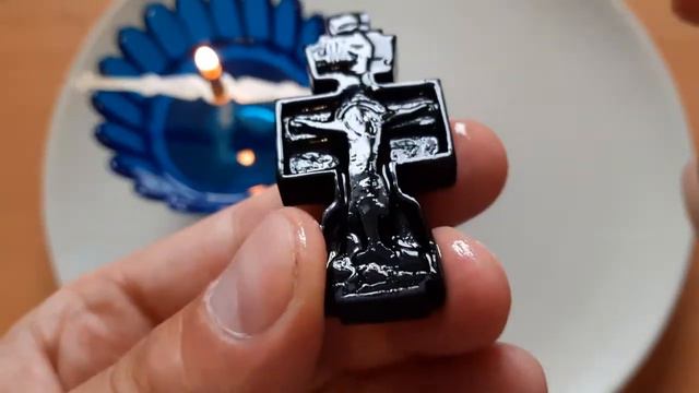 Деревянный нательный крест как у Фёдора Емельяненко. Покрываю лампадным маслом. смотреть онлайн