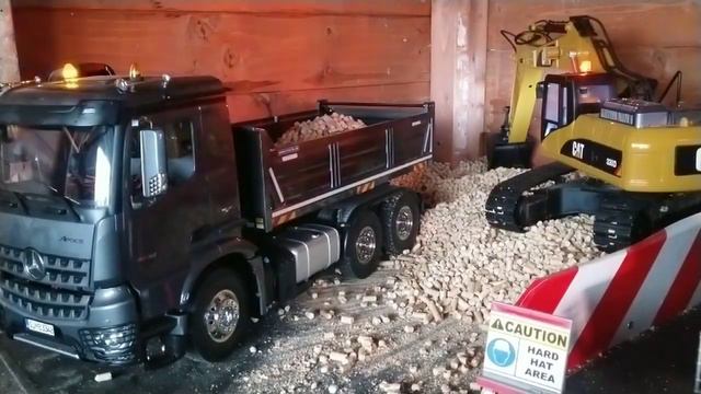 Tamiya Mercedes-Benz Arocs 3348 & Huina 1580 смотреть онлайн