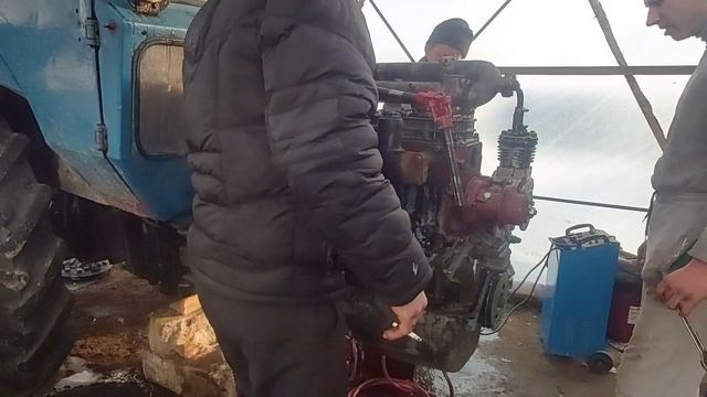 Первый запуск МТЗ 80, после ремонта!!ЖЭСТЬ как много дыыма)) смотреть онлайн