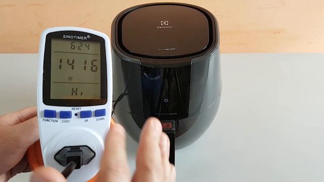 #07 AirFryer Lab Electrolux EAF20 Tensão Potência e Consumo смотреть онлайн