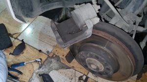 Volkswagen Golf 6 wagon  1.6 BSF change front brake pads / поменять передние тормозные колодки