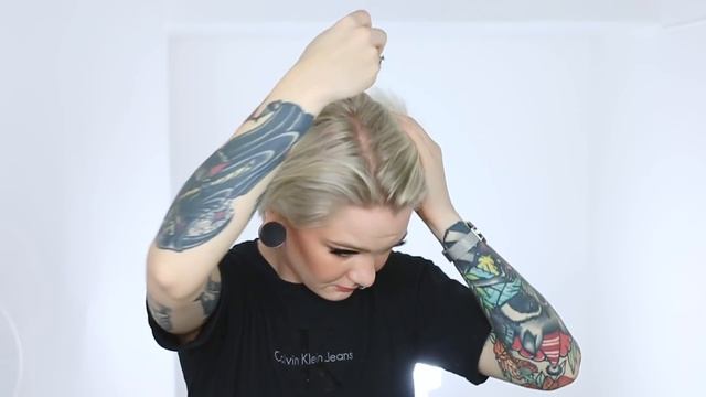 GROWING OUT MY PIXIE CUT: How I Style My Short Hair Messy & Pushed Back смотреть онлайн