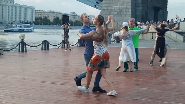 213) Медленный вальс // Мост Пушкинская набережная 01.08.2023 смотреть онлайн