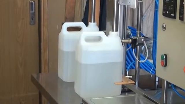 Фасовка пенящихся жидкостей в бутыли по 5 л. от ПромБиоФит www.dozprom.ru смотреть онлайн