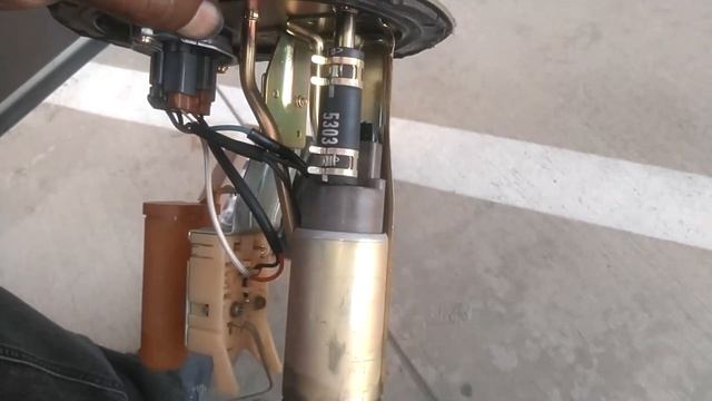 How to replace the fuel pump on the fuel sending unit in most cars and trucks, the pump only. - VOT смотреть онлайн