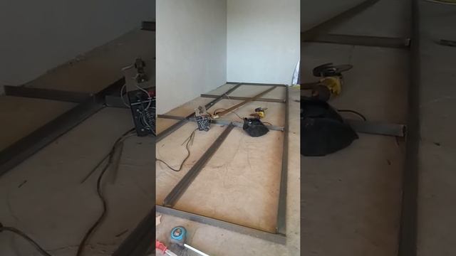 Монтаж настенных полок из уголка, диаметр 5*5см