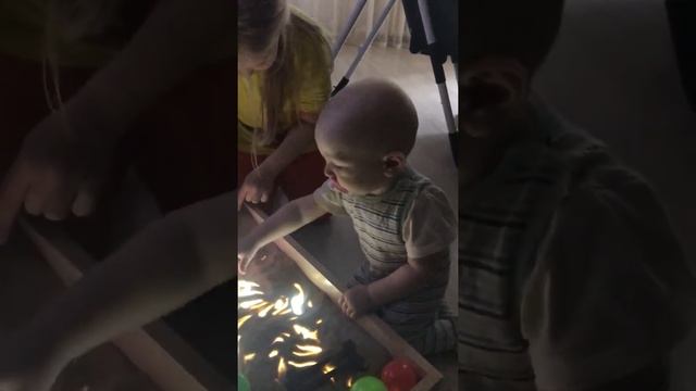 Играем с песком, Песочная анимация, световой стол смотреть онлайн