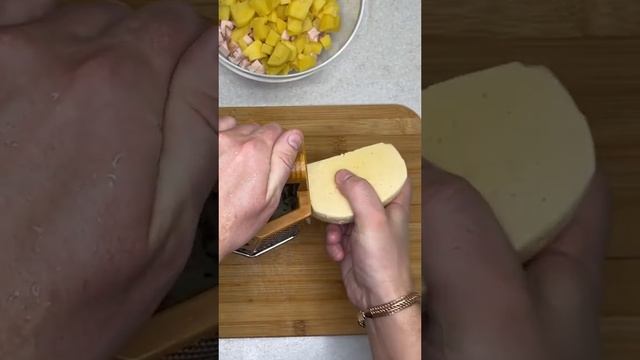 Салат из копчёной куриной грудки, сыра и шампиньонов. смотреть онлайн