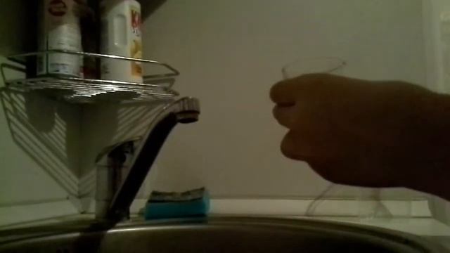 Законы физики вода не выливается из стакана смотреть онлайн