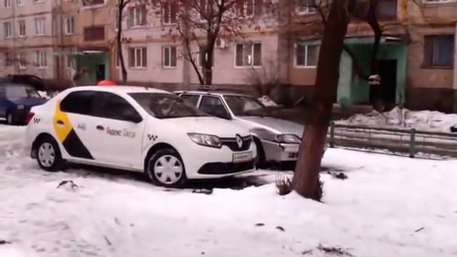 В Старом Осколе водители спилили забор детской площадки и устроили себе парковку смотреть онлайн