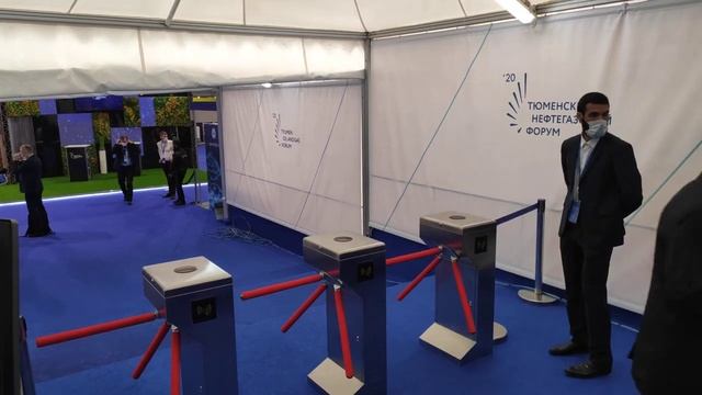 Проход по бейджу зарегистрированных участников Тюменского Нефтегазового Форума 2020 через турникет смотреть онлайн