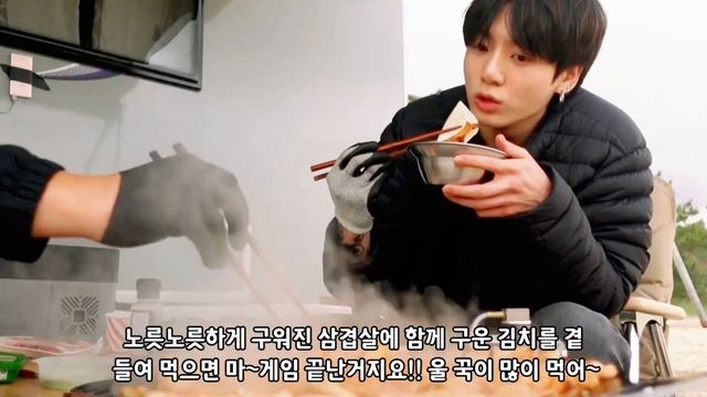 [BTS/EngSub] 찐 먹방의 진수를 보여준 먹짱 강아지의 물만난 브이로그!!(보는 내내 행복충전! 마법의 불멍가루??/힐링 캠프란 이런것) смотреть онлайн