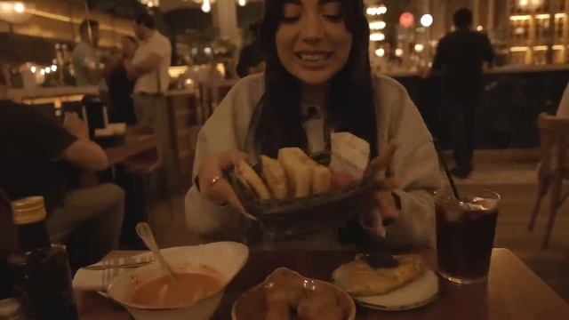 PROBANDO COMIDA BARATA VS CARA EN EUROPA ?? ? Barcelona edition | Claudipia смотреть онлайн