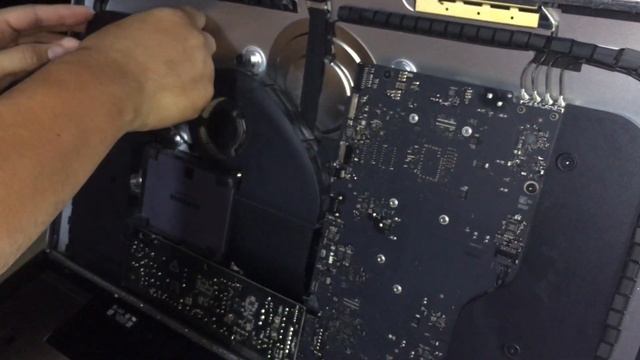 sostituire HDD con SSD (Imac 21.5" 2013 e successivi) - SSD Upgrade смотреть онлайн
