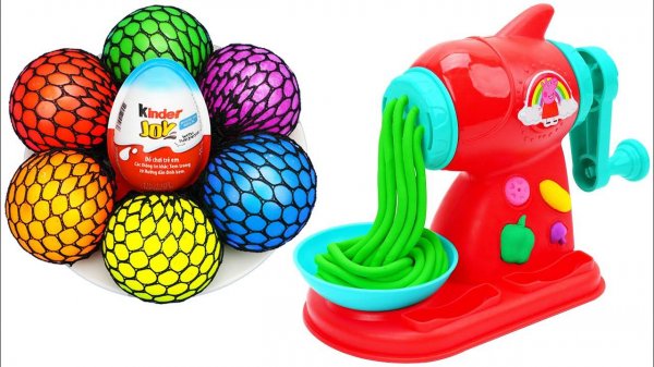 Интересное видео о том, как сделать радужные шарики PlayDoh из шариков