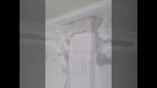 Revestir columnas con pilastras de 50 cn de anchura y coronarlas con cornisa de 45 cm смотреть онлайн