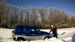 Mitsubishi Pajero Pinin прорубается по снежному полю