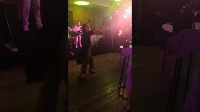 Ольга Кузьмина отрывается на дискотеке смотреть онлайн