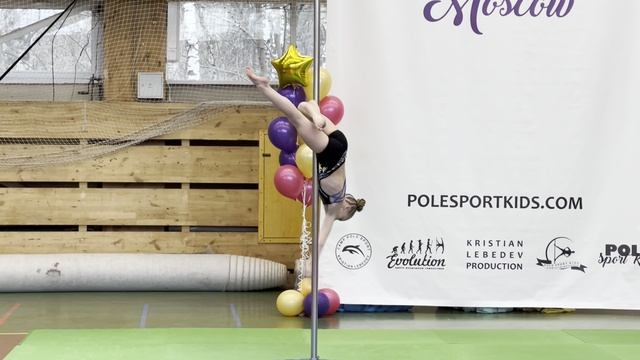 Выступление на соревнованиях по воздушной гимнастике смотреть онлайн