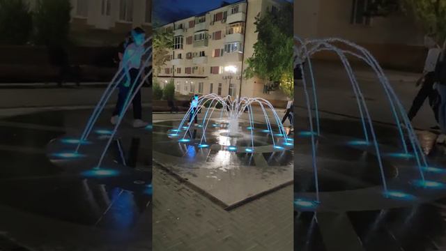 фонтан в центре Азова.раньше тут стояла стелла с гвоздиками металическими при ссср. смотреть онлайн