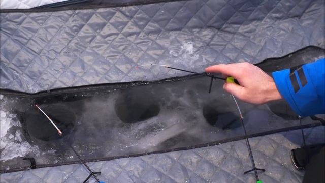 ПЕРВЫЙ раз на ЗИМНЕЙ рыбалке. Учим новичка на льду ЛАМПОЧКИ.