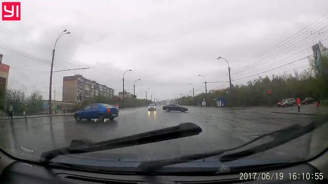 В Мурманске столкнулись Renault и BMW смотреть онлайн