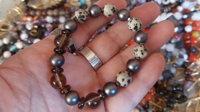 Браслет из далматиновой яшмы, раухтопаза и жемчуга майорка. смотреть онлайн
