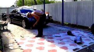Укладка тротуарной плитки под автомобиль.