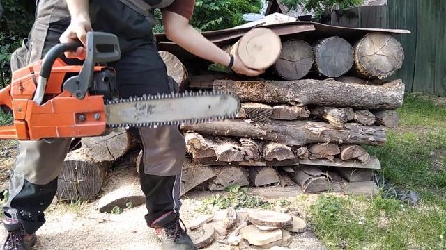 Husqvarna 262xp chainsaw Cold start and cutting hard ash tree смотреть онлайн