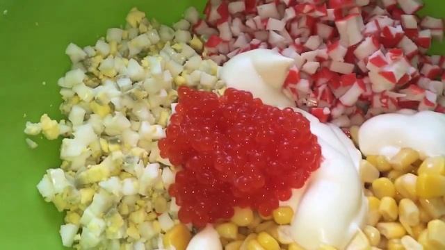 Салат с крабовыми палочками, креветками и имитированной икрой. Очень вкусно! смотреть онлайн