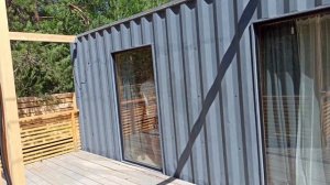 Дом из морского контейнера летом