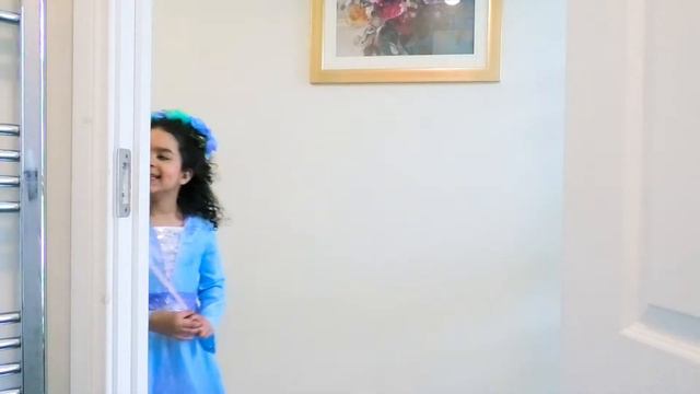 Анабелль и папа играют в горячее и холодное смотреть онлайн