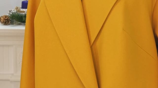 Желтое теплое двубортное пальто Plus size с асимметричным воротником. Показ модного пальто 2021 202 смотреть онлайн