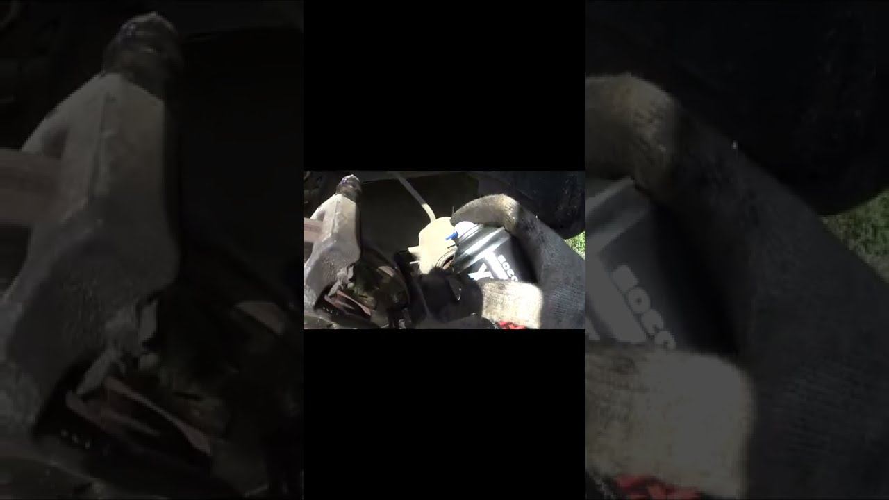 Замена тормозных колодок Используем Очиститель тормозов и деталей. смотреть онлайн