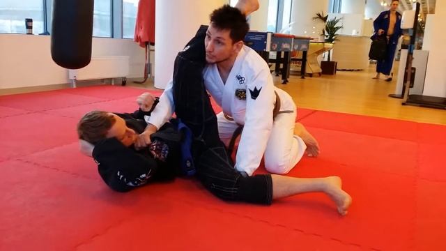 Неделя 2. Урок 1. Осанка в закрвтом гарде + раскрытие закрытого гарда сидя + проход открытого гарда смотреть онлайн