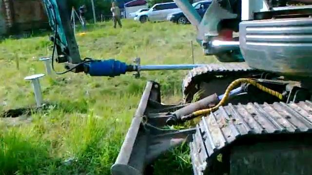 Закручиваем сваю длиной 3500мм малогабаритной гусеничной машиной. смотреть онлайн