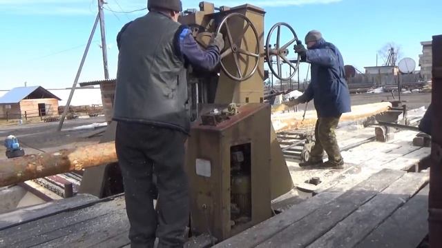 Работа пилорамы Р-65-3. Пилим брус и обрезную доску. смотреть онлайн